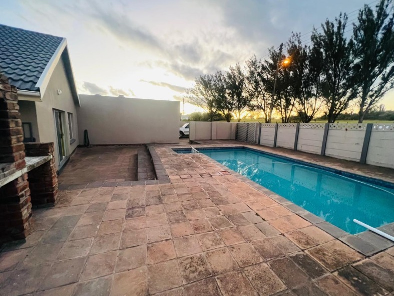 6 Bedroom Property for Sale in Gonubie Eastern Cape